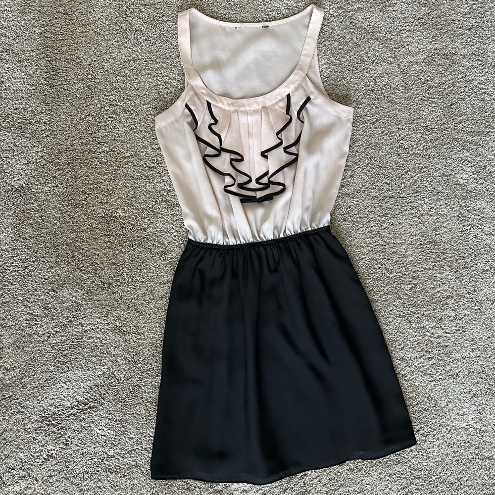 Express beige and black ruffle top dress with pockets EUC